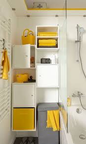 Image Optimiser L Espace Dans Une Petite Salle De Bains C T Maison Rangement Petite Salle De Bain Salle De Bains Jaune Et Gris Salle De Bain Coloree