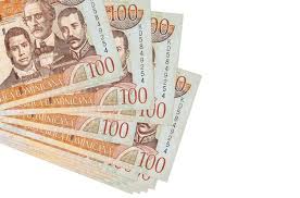 100 Notas De Pesos Dominicanos Encontram Se Em Um Pequeno Grupo Ou Pacote Isolado Conceito De Negocios E Cambio Foto Premium