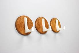 Vintage Garderobenhaken Von Holz Typisch 60er Jahre Die Garderobenhaken Bestehen Aus Holz Und Metall An Der True Vintage Vintage Coat Hooks Wood And Metal