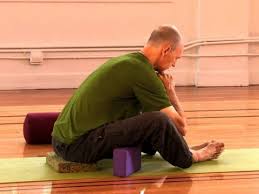 Short 20 Minute Yin Practice To Awaken The Spine Lots Of Forward Bends Yin Yoga Restorative Yin Yoga Yoga Mindfulness