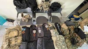 Segundo a polícia civil, os mandados são contra criminosos já condenados e que estavam foragidos da justiça. Suspeito De Integrar Quadrilha Do Ecko E Preso Com 18 Fardas Semelhantes As Do Bope Istoe Independente