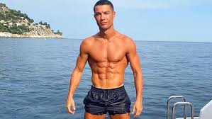 He's considered one of the greatest and highest paid soccer players of all time. De Ferias Cristiano Ronaldo Exibe Corpo Musculoso Em Iate Istoe Independente