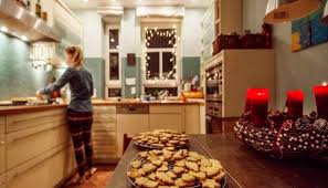 Te quedas en casa solo, en pareja o con sus familiares. Tips Para Decorar La Cocina En Navidad Ideas Practicas