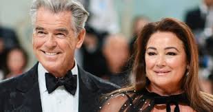 Młoda” żona Pierce'a Brosnana chwali się nową, oszałamiającą figurą