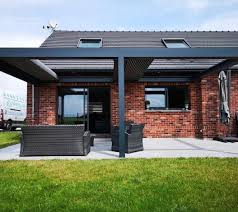 La forme ondulée de ses lames donne une impression de. Pergola Bioclimatique Openr Stores Marquises