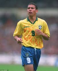 ‎/ʁoˈnawdu ˈlwis nɐˈzaɾju dʒi ˈɫĩmɐ/‏؛ مواليد 22 سبتمبر عام 1976)، المعروف اختصاراً بـ رونالدو، ويُعرف أيضاً بلقبه الظاهرة، هو لاعب كرة قدم برازيلي سابق اعتزل لعب كرة القدم في فبراير عام 2011. Ù‡Ù„ Ø´Ø§Ù‡Ø¯Øª Ø±ÙˆÙ†Ø§Ù„Ø¯Ùˆ Ø§Ù„Ø¨Ø±Ø§Ø²ÙŠÙ„ÙŠ Ø¨Ø¹Ø¯ ØªØ¶Ø®Ù…Ù‡