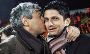 Razvan lucescu este un sportiv roman, fost jucator de fotbal pe postul de portar. RÄƒzvan Lucescu A Fost Spion M Au Prins Doi È™i Mi Au Dat La Pumni