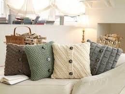 Foderate vecchi cuscini con stoffe a vostro piacere, rivestite il materasso con un copri divano o lenzuola. Alcune Idee Per Personalizzare Cuscini In Stile Shabby Chic Arredamento Provenzale