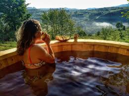 Bucătărie cochetă, echipată pentru gătit; Top 10 Pensiuni De La Munte Cu Jacuzzi IncÄlzit Pentru O Relaxare Intr Un Peisaj De