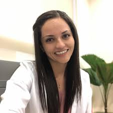 Soy la Dra. Fernanda Vera Arellano, estudie medicina en la Universidad  Popular Autónoma del Estado de Puebla (UPAEP), luego continué mi formación  como especialista en Ginecología y Obstetricia con enfoque en embarazos