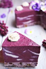Diese 10 veganen kuchenrezepte der rohe käsekuchen ist nicht nur mega lecker, sondern auch in weniger als 15 minuten zubereitet! Cassis Buttercreme Torte Mit Milch Flecken Glutenfrei Roh Vegan Createrawvision