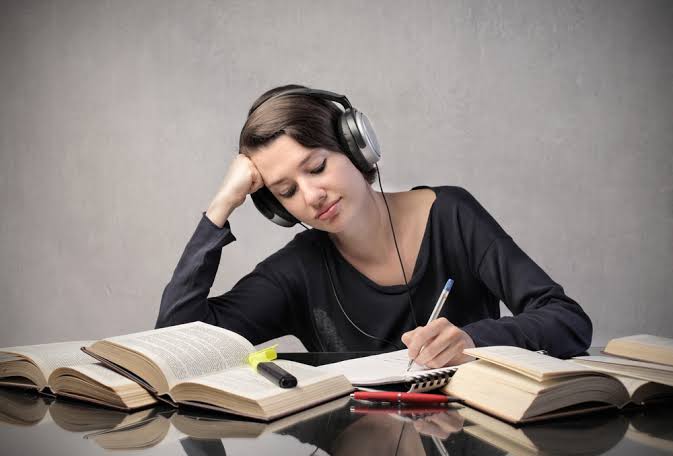 Aprender inglés integrando la música, AI generated