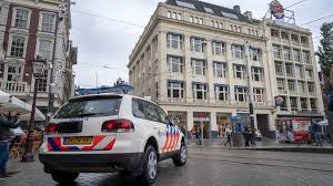 Songfestivaldeelnemers geven cijfers aan typisch nederlandse snacks. Yrlqyd0btcbacm