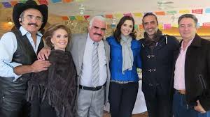 El potrillo alejandro fernández apadrinó a su hija camila en su debut como cantante, invitándola a subir al escenario durante una de sus presentaciones la primera parte del tema la cantó alejandro fernández y después camila hizo su aparición por un lado del escenario. Asi Descubrio Vicente Fernandez Que Tenia Un Hijo Impostor Y Eso Le Rompio El Corazon Telemundo