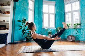 Du kannst aus mehr als zehn yogastilen deinen passenden stil wählen oder herausfinden, welcher stil zu dir passt. Yoga Zu Hause Was Muss Ich Beachten 12 Tipps 8 Ubungen