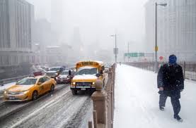 Das chrysler building in new york wird vom schneesturm verdeckt. Ein Gewaltiger Schneesturm Fegt Uber New York City Und Bringt Die Stadt Nahezu Zum Erliegen Stuttgarter Zeitung