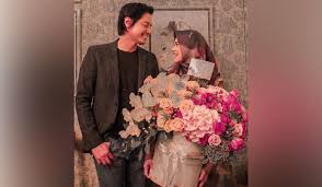 Line vivivina / wa 081282304867 bit.ly/2shaz2m. Lakukan Prewedding Cut Meyriska Roger Danuarta Makin Serius Seleb Tempo Co
