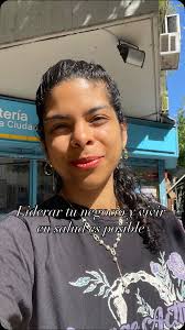 Esta soy yo hace algunos años🌟🌟 Me apasionaba mi trabajo. Comunicaba,  guiaba y formaba. Esto se acercaba mucho a mi propósito, pero algo dentro  de mi no terminaba de completarse. Trabajaba 8