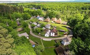 Doresti sa te cazezi in apropiere de parcul natural dumbrava sibiului? Cum SÄƒ Scapi De CaniculÄƒ In Sibiu Plimbare Prin Muzeul In Aer Liber Pe Jos Sau Cu TrÄƒsura Ora De Sibiu