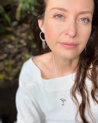 Muchas personas lindas nuevas! Gracias! Me presento✌🏽aquí : 🐦‍⬛Mi nombre  es Daniela Esparza, y me dicen Dani 💕, nací en el 79 🫣, nací y crecí  Santiago de Chile. Tengo un hermano