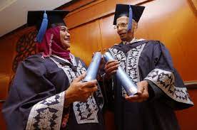 Pelajar yang mengikuti rancangan ijazah sarjana muda pengurusan (kepujian) wajib mengumpul minimum 136 unit untuk berijazah. Usia 83 Tahun Dapat Ijazah Sarjana Muda