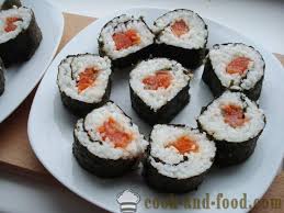 Cocinamos a fuego mínimo hasta que cuaje. Rollos De Sushi Con Arroz Y Pescado Rojo Como Cocinar Los Rollos De Sushi En Casa
