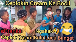 Liat spon cuci piring berasa liat kue bolu bolu memes bahaha cari gambar lucu jajan lebaran 15 kue kering tradisional terenak cocok banget untuk sajian lebaran 9. Ceplokin Cream Bolu Ke Bocil Ngakak Banget Youtube