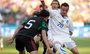 México fue dueño del balon la mayor parte del 1er tiempo, fue el primero en anotar el primer gol del mundial lamentablemente fue anulado al marcarse fuera de lugar sobre el jugador vela. Mexico Sorprende A Italia Mundial Sudafrica 2010 Abc Es