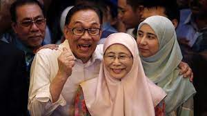 Tokoh reformasi malaysia, anwar ibrahim, menyambut gembira pembebasan lewat pengampunan raja anwar ibrahim, dalam wawancara dengan bbc indonesia pada maret 2014, mengaku siap masuk bui lagi dalam kasus sodomi jilid ii. Dua Perempuan Yang Terjun Ke Politik Demi Anwar Ibrahim