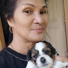 Bilyonaryo pero apaka simple walang money garland ..hindi makikita na  mayroong garland na limang metro ang haba na gawa sa pera. Sa halip,  dalawang maliit na bouquet lang ang hawak niya. Nagtapos