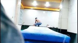 男生在澡堂被人摸鸡巴