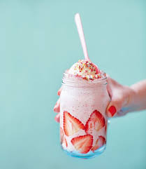 Der Einfachste Erdbeermilchshake Aller Zeiten Erdbeeren Mit Milch Und Vanille Mischen Milkshake Milchshake Rezept Milchshake Erdbeer Milchshake