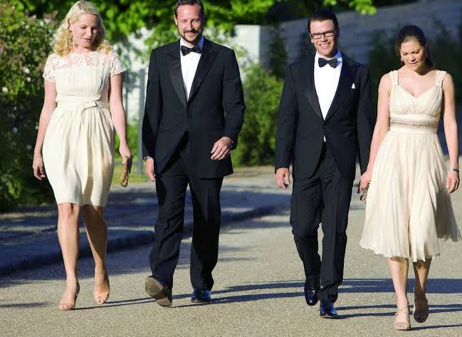 kronprinsessan Victoria och Daniel Westlings väg till altaret.