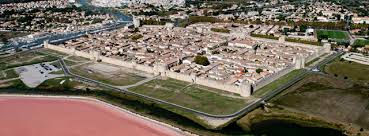 The medieval city walls surrounding the city are well preserved. Sur Les Remparts D Aigues Mortes Yapaslefeuaulac