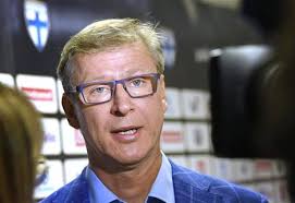 He is currently managing the finnish national team. Huuhkajien Paavalmentaja Markku Kanerva Samaistui Leijonien Tarinaan Ja Loysi Samoja Elementteja Omasta Joukkueestaan Kaikkia Urheiluihmisia Inspiroi Tuollaiset Voitot Urheilu Hs Fi