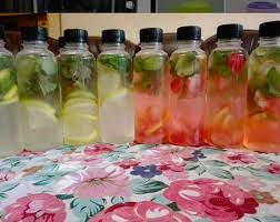 Salah satu manfaat infused water adalah melancarkan sembelit, menekan mafsu makan, menghindari dehidrasi. Jangan Asal Gunakan Buah Untuk Infused Water Ini Alasannya Merahputih