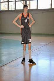La 229 de centimetri, romanul se poate compara cu celebrul ghita muresan (2,31), manute bol (2,31), yao ming (2,29) sau shawn bradley (2,29). Cel Mai Inalt Copil Din Lume Este Roman Si E Aproape Cat Celebrul Ghita Muresan Ce Inaltime Are La 16 Ani Foto Genial Obiectiv Romania Obiectiv Romania