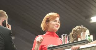 She is the daughter of actor and director miroslav krobot and the actress hana doulová. Prvni Parba Ve Varech Unavena Klausova Laskujici Bartoska A Olizujici Se Faltynek