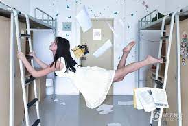 アイデアあふれる 女子大生が寝室で撮影した浮遊写真 新華網日本語 写真 空中浮遊写真 アイデア