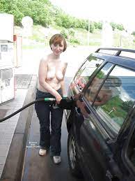 露出】ガソリンスタンドで裸で給油しちゃう露出狂が世界中であとを絶たない件