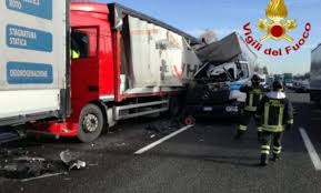 Incidente sull'autostrada a8 sul tratto in direzione milano. Incidente Sull Autostrada A4 A Calcinato Uomo Muore Schiacciato Camion