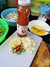 Masukkan daun limau purut yang di carik dan serai yang dititik. Foodpornmalaysia On Twitter Nie La 3 Bahan Bwang Putih Besar Cili Dan Sos Thai Macam Dalam Pic Tu Kalau Xde Bleh Guna Sos Cili Thai Jenama Jalen Sedap Gak Tapi Boleh Pkai Jenama Mahsuri