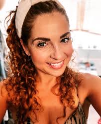 Ich find Carlos Klasse. Er ist geblieben, weil er sich Sorgen gemacht hat.  Und er hätte sich auch zu ihr ins Bett legen können- hat er aber nicht!!  Hat auf dem hartem