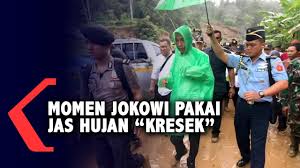 Lagian jas hujan bakalan cepat rusak bila disimpan dalam jangka waktu yg lama di bagasi motor dan. Kehujanan Saat Tinjau Korban Banjir Jokowi Pakai Jas Hujan Kresek Rp10 Ribu Youtube