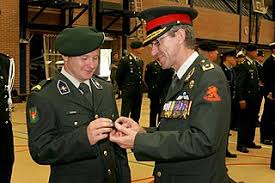 Neem dan contact op via het contactformulier. File Een Militair Van De Landmacht Ontvangt Een Medaille Jpg Wikimedia Commons