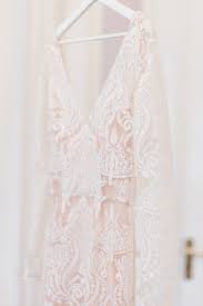 Wunderschöne brautmode und hochzeitskleider für das richtige hochzeitskleid (brautkleid oder modisches outfit) gibt es keinerlei vorschriften. Brautkleid Kosten Was Kosten Brautkleider Theperfectwedding De