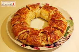 Adesso tagliate a fette di circa 1 centimetro facendo attenzione a non andare fino in fondo. Corona Salata Di Pasta Sfoglia A Tavola Con Gianna