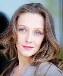 Si tratta di una saga molto seguita, giunta ormai alla sua quarta serie, che narra le vicende di un gruppo di persone che gravitano attorno al primo grande magazzino per signore a. Intervista Con Marta Richeldi Protagonista Della Serie Daily Di Rai 1 Il Paradiso Delle Signore 3