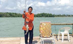 Rakit kampung salam (sungai tiram, johor) 28/07/18 vlog07 houseboat siri 2 2016, tasik kenyir 2016, pph umt 4k kelong lukut tips.yoyo rakit resort & fishing tour of avani sepang goldcoast resort over the water trip memancing di mersing ms family boat. Rakit Retro Kampung Salam Rakit Umpan