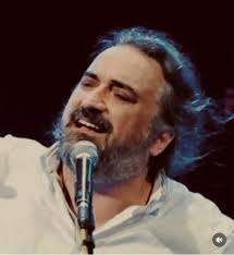 Nâzım Hikmet, ünlü yazar Şevçenko'nun kalemini görmek istediğini müze  görevlisine söylediğinde adam işaret parmağıyla merdivenleri gösterir: “  Üst katta efendim !” 56 yaşındaki şair, yaşadığı ömrün neredeyse üç katı  olan basamakları görünce,